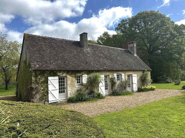 Proche Bellême, maison isolée en pleine campagne sur grand terrain.