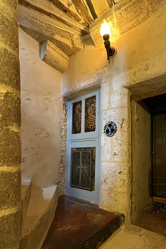 Vous emprunterez un magnifique escalier en pierre pour accéder aux suites du Bazar de Bellême.