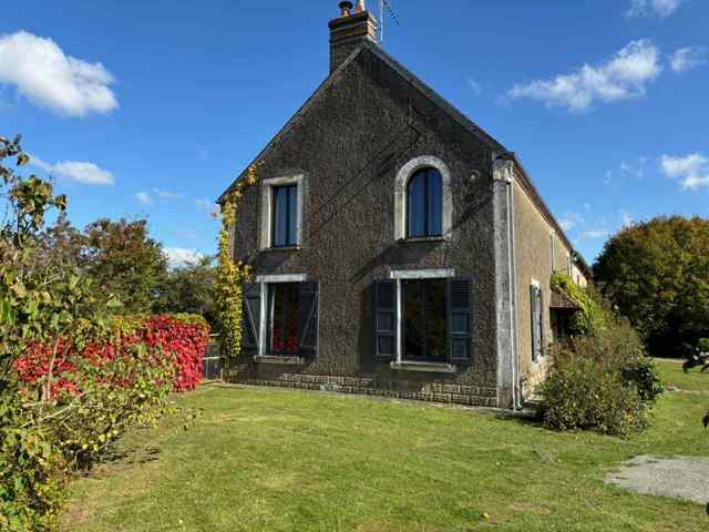 A 5 minutes de Bellême, direction Nogent le Rotrou, ancien corps de ferme sur 5ha40