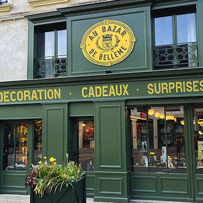 Au Bazar de Bellême en Normandie dans le Perche, on y dort aussi avec ses 2 gîtes.