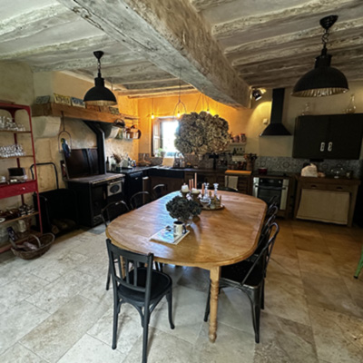 Nos Belles Maisons du Perche - Nichée au cœur de la campagne vallonnée près de Rémalard, cette authentique longère percheronne incarne le charme rustique et l'architecture traditionnelle de la région du Perche.