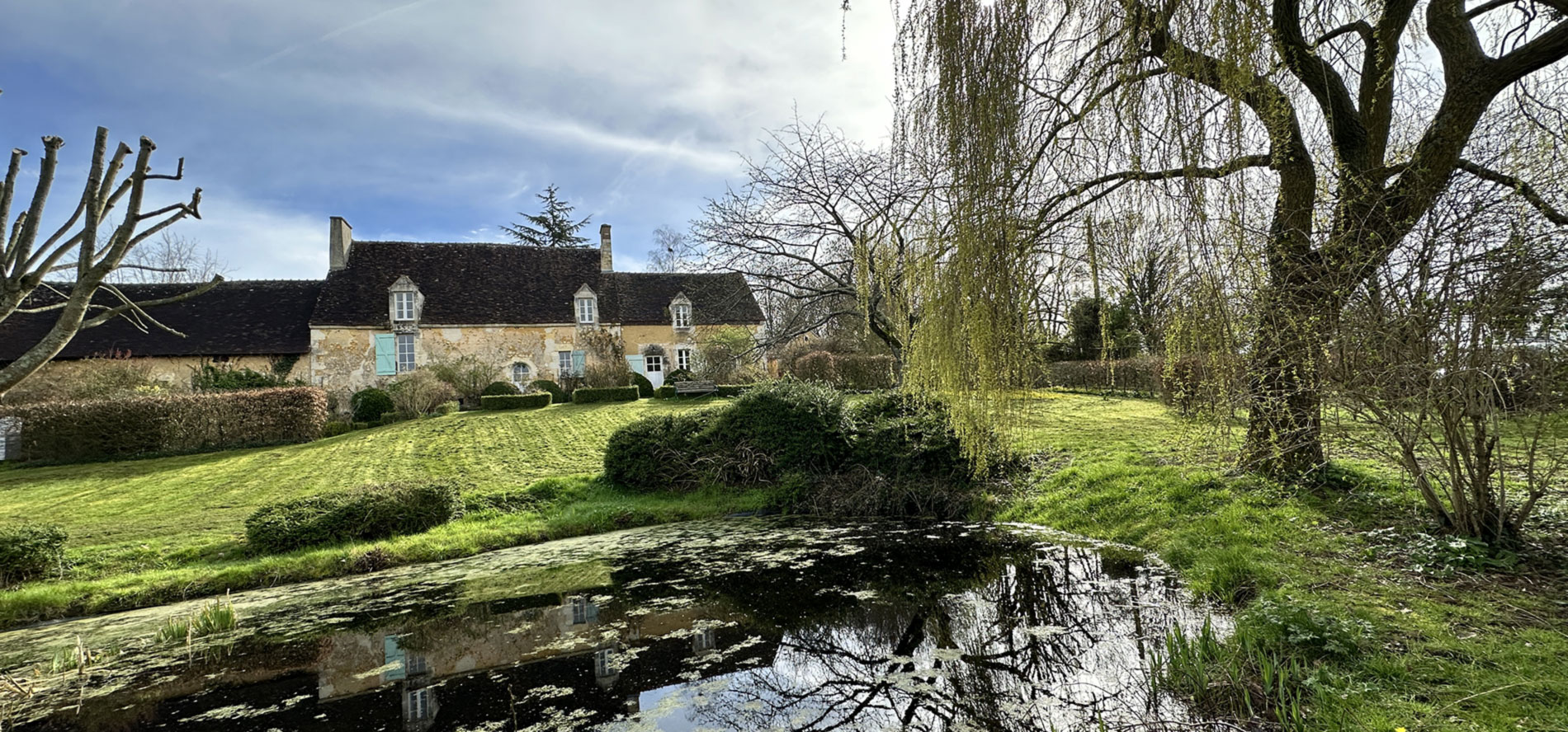 Magnifique demeure percheronne, origine fin XVIIème, ayant conservé toute son authenticité et son charme, bénéficiant d'une vue dominante sur la campagne.
