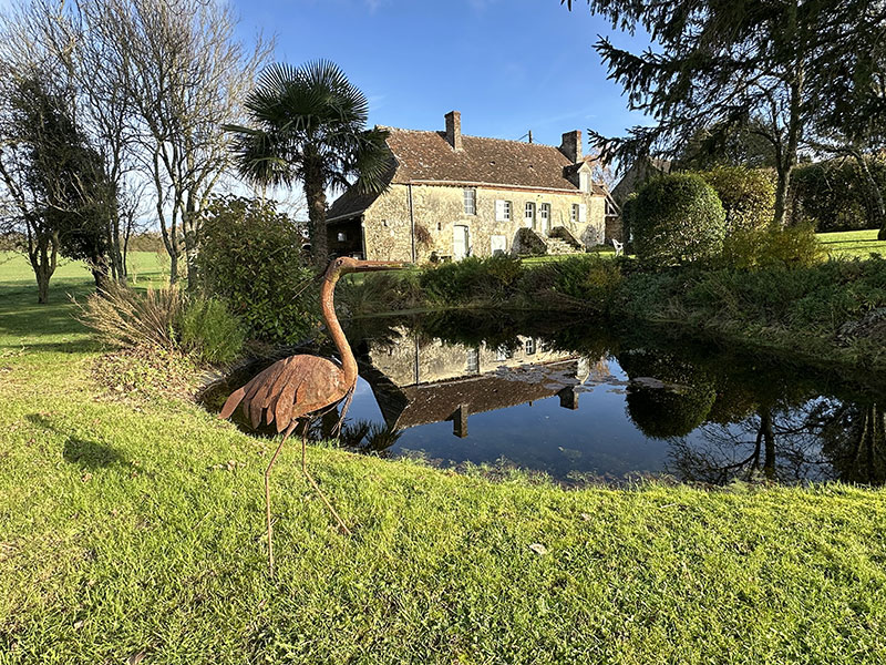 Notre agence immobilière à Bellême vous propose cette authentique longère XVIIIème à 3km de Bellême