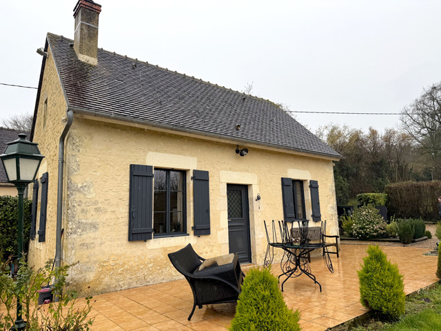 Charmante maison à vendre au cœur du Perche, située au pied d'un pittoresque village, dans un cadre exceptionnel. Un véritable havre de paix, parfait comme pied-à-terre pour vos escapades de weekend, à seulement 2 heures de Paris et à 10 minutes à pied des commerces