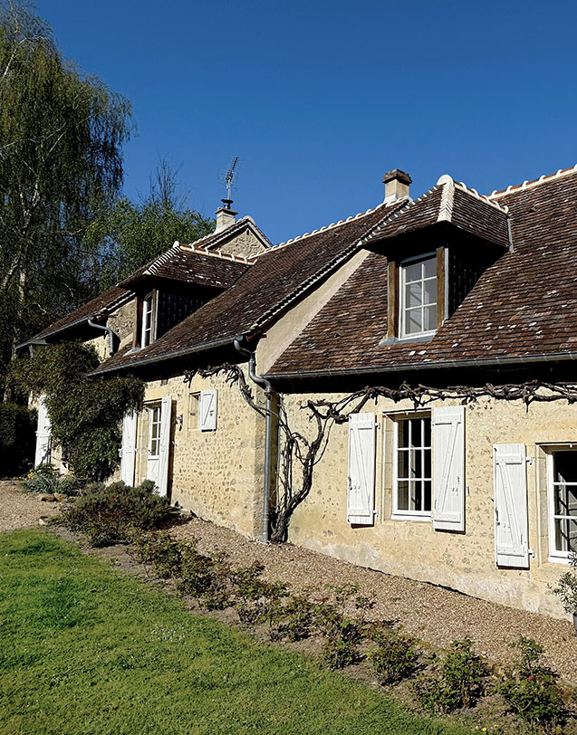 Maison de famille en tuiles anciennes dans le Perche, proche de Bellême, entourée de jardin, bois et dépendance, à 2h de Paris.