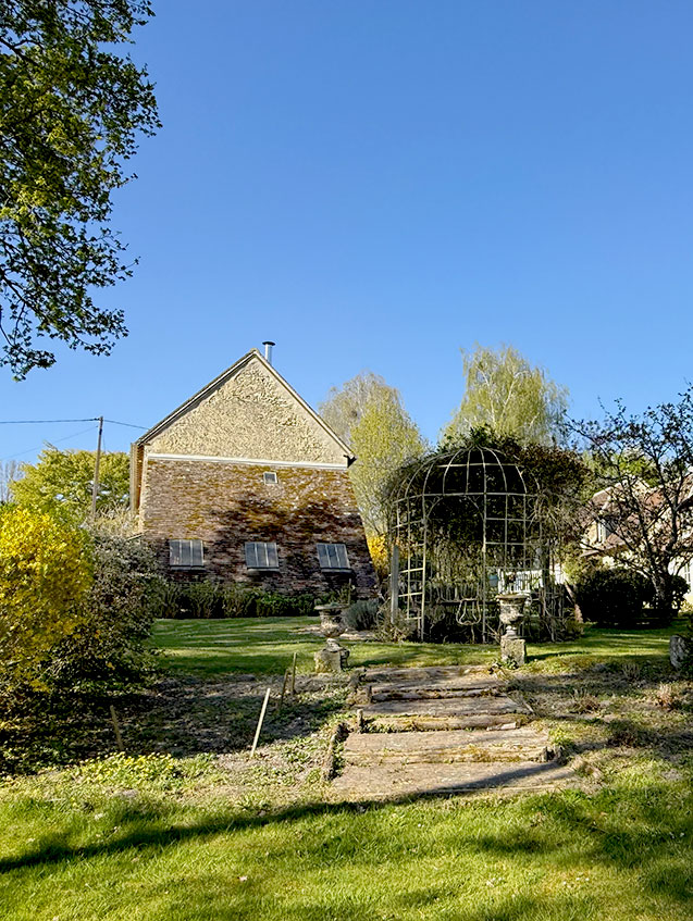 Dépendance en tuiles anciennes aménageable dans le Perche, face à la maison principale, avec atelier, grenier et potentiel de seconde habitation.