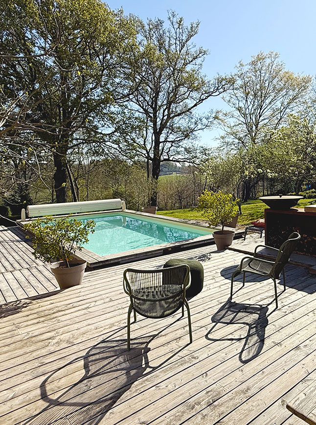 Maison de charme dans le Perche, à 2h de Paris, avec piscine plein sud, jardin, bois et vue sur la campagne près de Bellême.