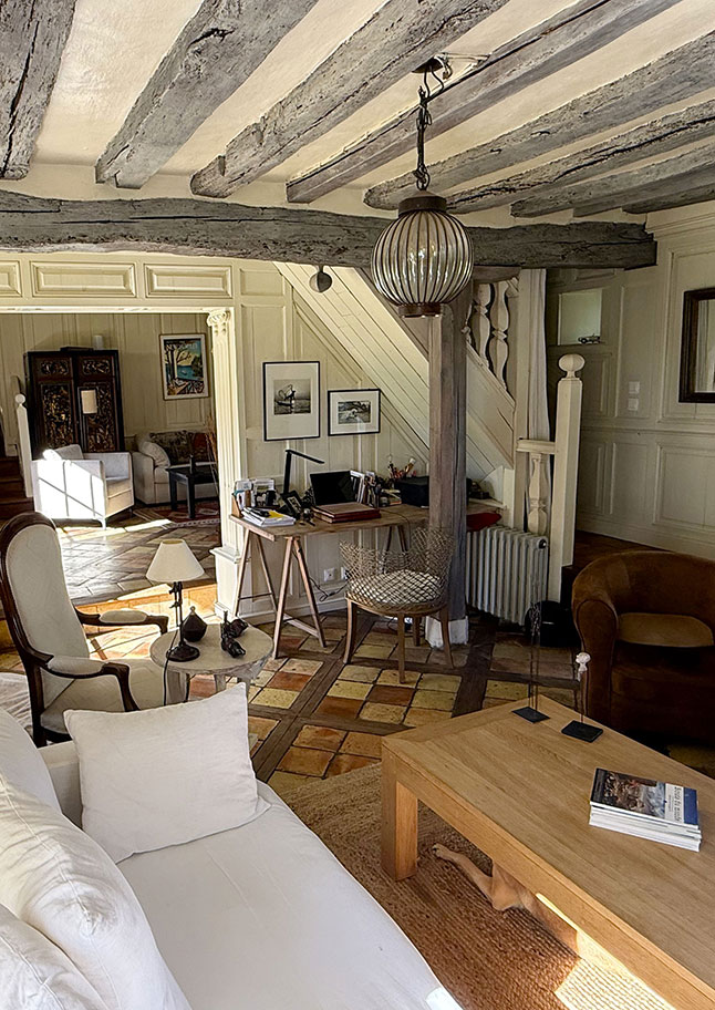 Intérieur chaleureux d’une maison de campagne dans le Perche, avec boiseries anciennes, cheminées, ambiance authentique.