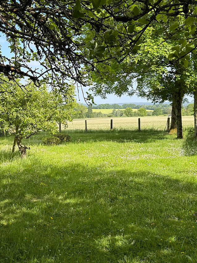 Maison au bout d’un chemin privé, isolée dans un paysage vallonné et boisé du Perche.
