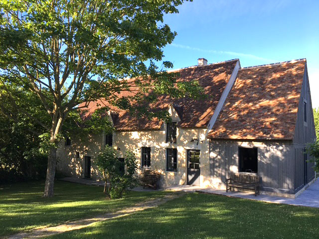 Notre agence immobilière à Bellême vous propose cette belle maison dans le Perche avec une piscine chauffée.