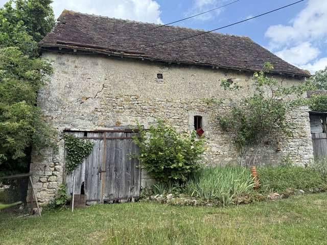 Ancienne longère avec grandes dépendances sur 4000m2 à 15km de Bellême