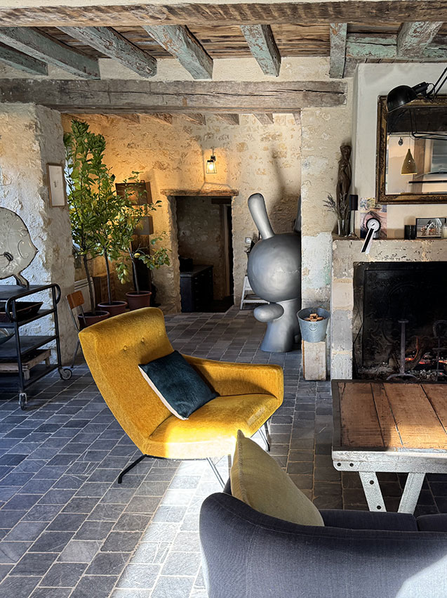 Vue de la maison de campagne dans le Perche, offrant 212 m² habitables, jardin, piscine, et environnement calme, sans voisin ni nuisance sonore.