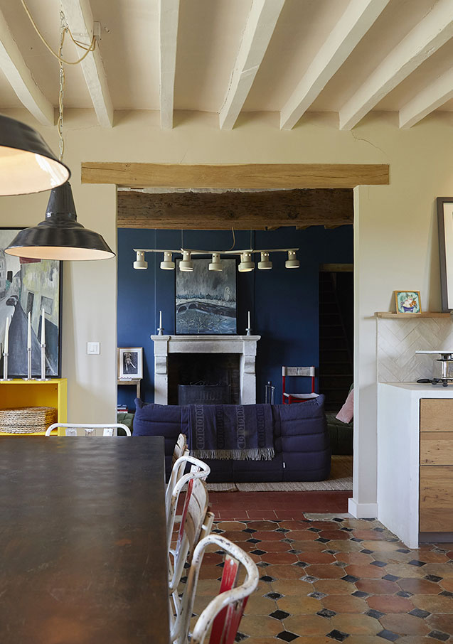 Intérieur lumineux et spacieux grâce, comprenant un grand séjour avec hauteur sous plafond et une grande cuisine entièrement équipée, idéale pour recevoir famille et amis.