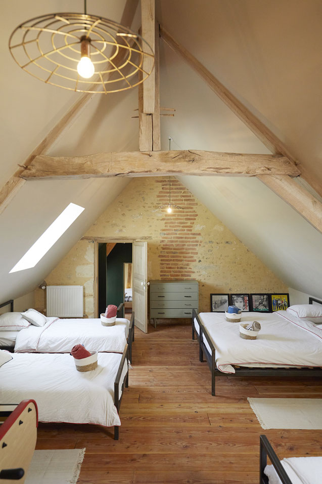 À l’étage, deux escaliers desservent plusieurs chambres : une chambre double avec salle de bains attenante, une chambre triple, un grand dortoir, ainsi qu’une troisième chambre indépendante avec salle d’eau et WC privatifs, offrant confort et intimité pour famille et invités.
