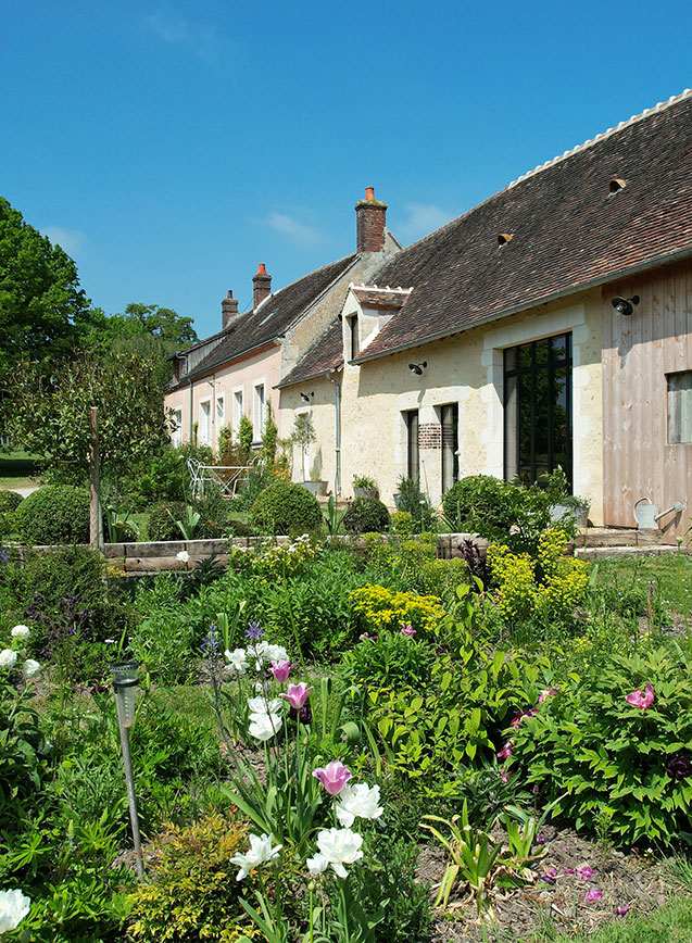 Ancienne ferme rénovée du XVIIIe siècle entourée de champs à proximité de Bellême, avec jardin paysagé et vue sur la campagne.