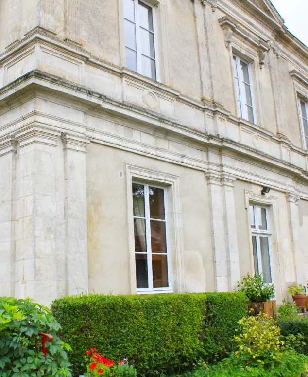 Façade élégante d’une demeure historique du 19ᵉ siècle dans la Sarthe, avec détails architecturaux et volumes généreux