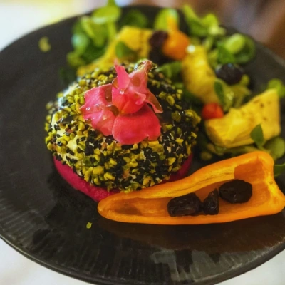 Assiette élégante de cuisine traditionnelle servie à La Maison d’Horbé, restaurant à La Perrière