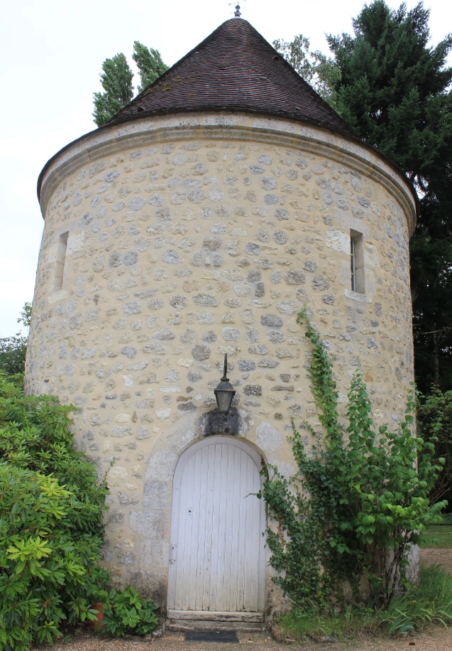 Tour en pierre d’une maison de campagne située entre Bellême et Nogent-le-Rotrou, au cœur du Perche