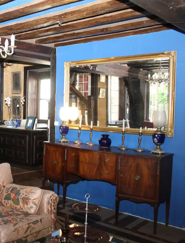 Façade du château du XVIIᵉ siècle à Bellême, entourée d’un parc arboré de 4 000 m², mêlant prestige, authenticité et potentiel pour chambres d’hôtes ou réceptions.