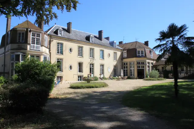 Demeure du XVIIème siècle à Bellême, nichée dans un parc de 4000 m², idéale pour chambres d’hôtes, événements ou expositions, à proximité du golf, des chemins de randonnée et de la forêt domaniale.