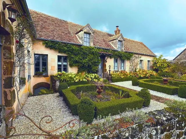 Maison traditionnelle en pierre au cœur du village de La Perrière dans le Perche