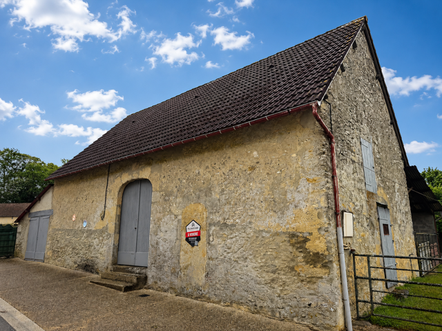 À VENDRE – Grange de caractère avec terrain constructible à Bellême, le Perche, à 2 heures de Paris