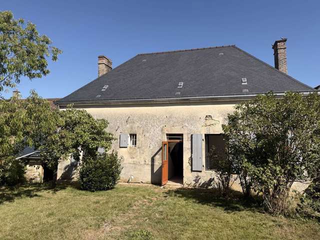 Maison de caractère à vendre au cœur du village de René