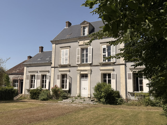 A moins de 2 heures de Paris, Ancien Presbytère de Coulonges-les-Sablons – Propriété de caractère sur un parc de 7 500 m²