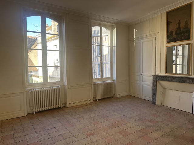 A louer Appartement de caractère en plein centre ville La Ferté Bernard